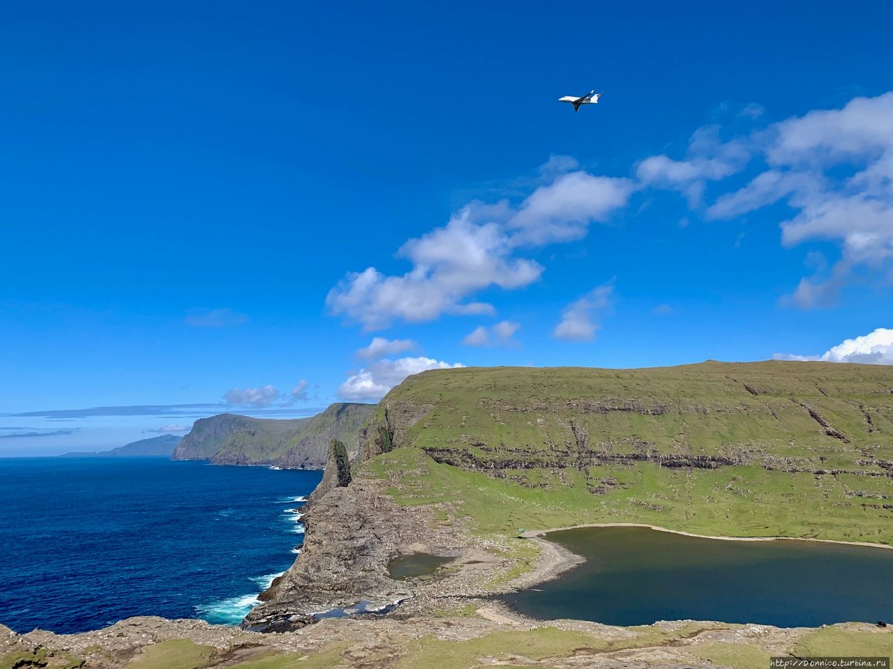 озеро по свое форме и расположению представляет собой идеальную ВПП для амфибий