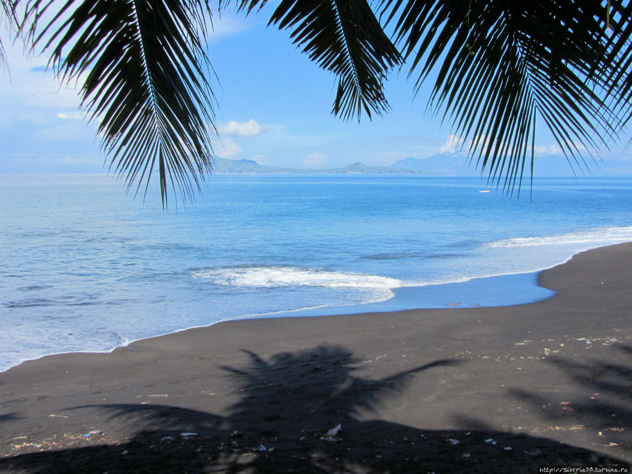 Пляж с черным песком. Индонезия