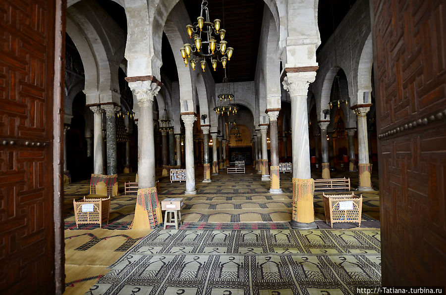 В портике перед входом в молитвенный зал мусульмане, сняв обувь, выполняют ритуальные омовения. Сооружение с красивыми резными деревянными дверями венчает круглый купол (IX век). Немусульман в эту дверь не пускают, но вход остается открытым, и можно увидеть в проеме интерьер, состоящий из 17 проходов с 414 античными колоннами из мрамора. Зал освещается люстрами, весь пол и основания колонн покрыты коврами.