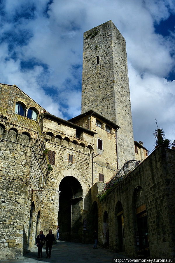 Башня Беччи. Левее Арка Беччи и ещё левее балкон-бастион башни Куньянези Сан-Джиминьяно, Италия
