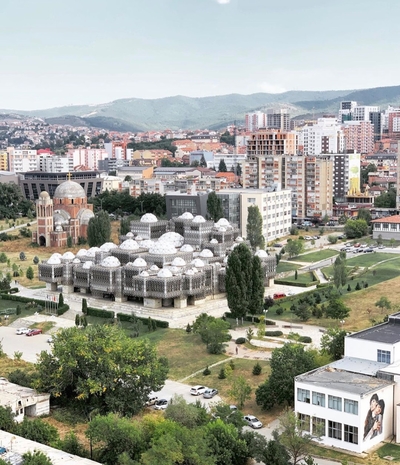 Здание Национальной библиотеки Косово, спроектированное хорватом Андрей Мутняковичем и открытое 25 ноября 1982 года