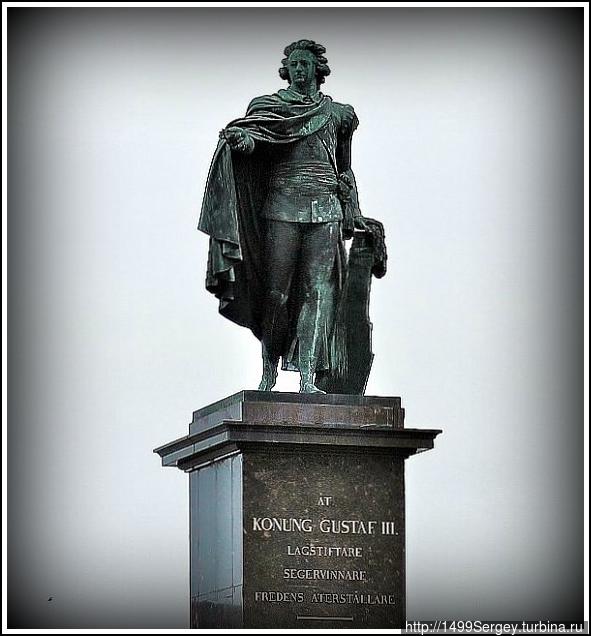 Памятник королю Густаву III в окружении ночного дозора Стокгольм, Швеция