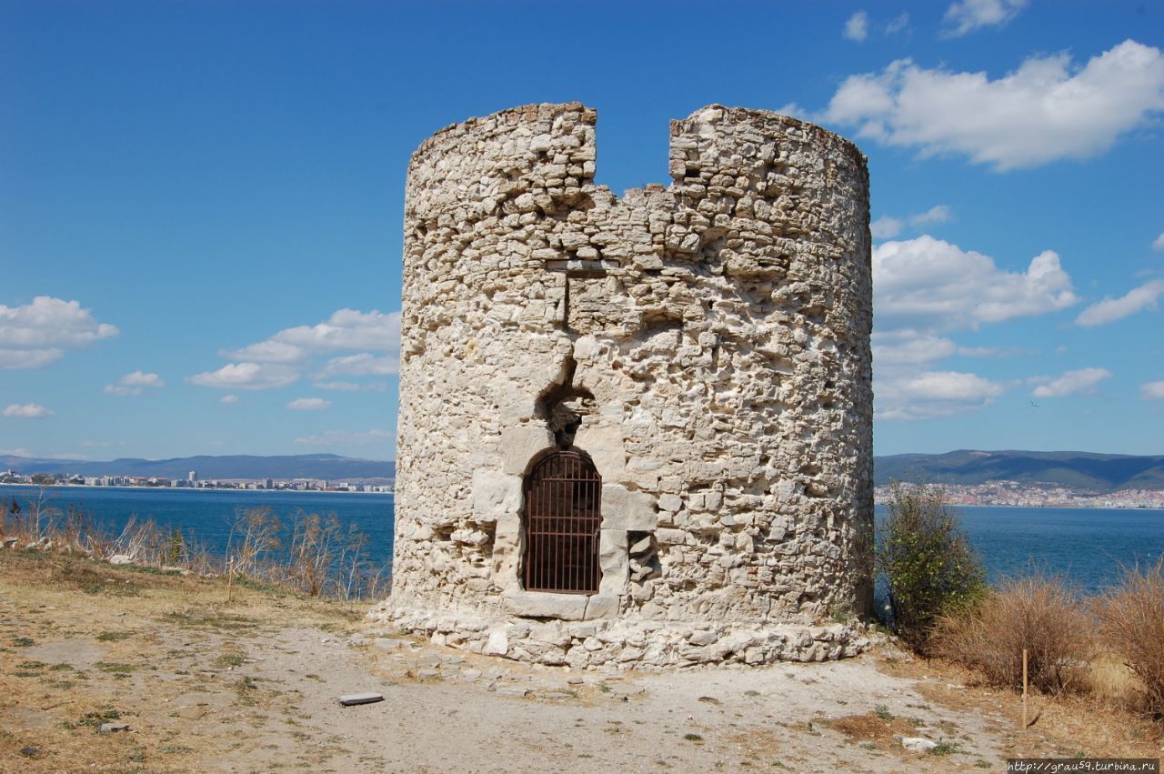 Руины каменной мельницы / Ruins of a stone mill