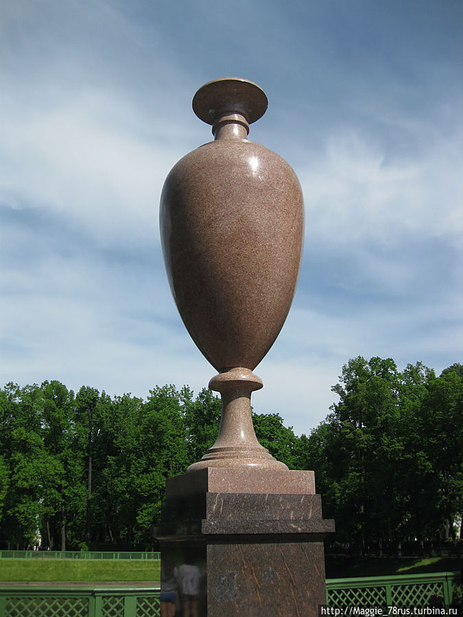 Порфировая ваза -подарок императору Николаю I от шведского короля Карла XIV в знак доброй воли после многочисленных войн.Выполнена на Эльфдальской королевской мануфактуре, отсюда ее второе название 