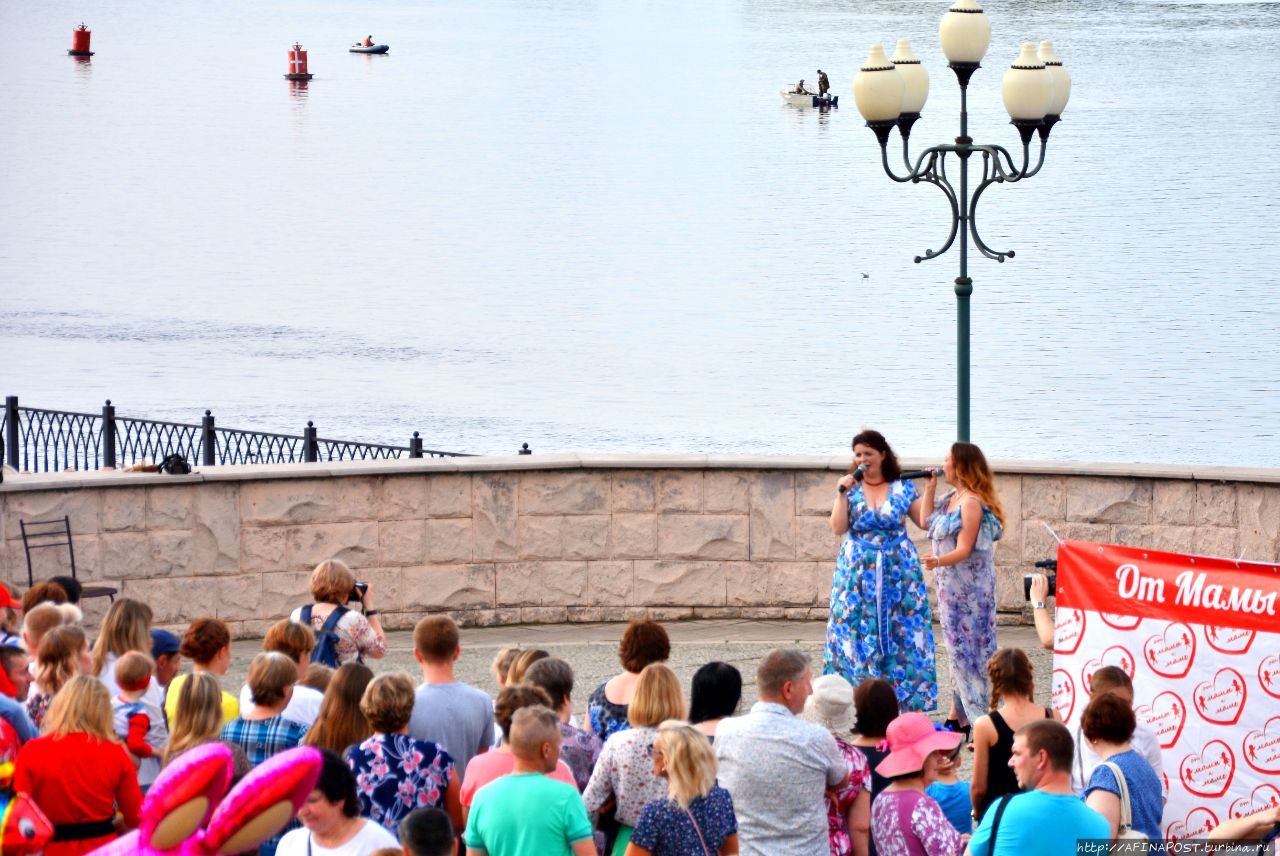 Праздник на набережной сегодня. С днём победы набережная волгоград. Новая набережная сызрань 2022. 9 мая набережная волгоград. Фестиваль у дивных гор дивногорск.