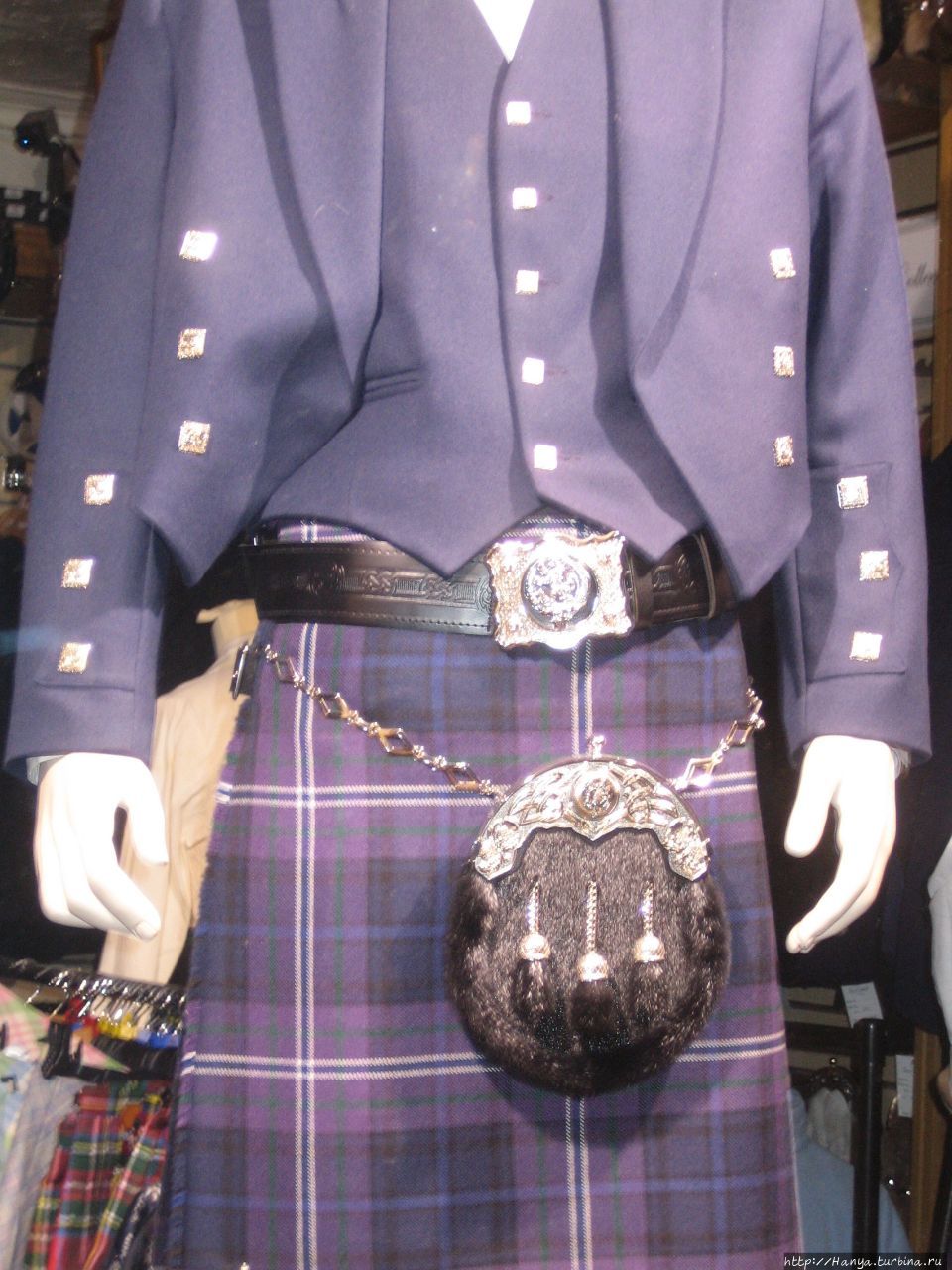 Знаменитый традиционный шотландский мужской наряд в Эдинбурге Эдинбург, Великобритания