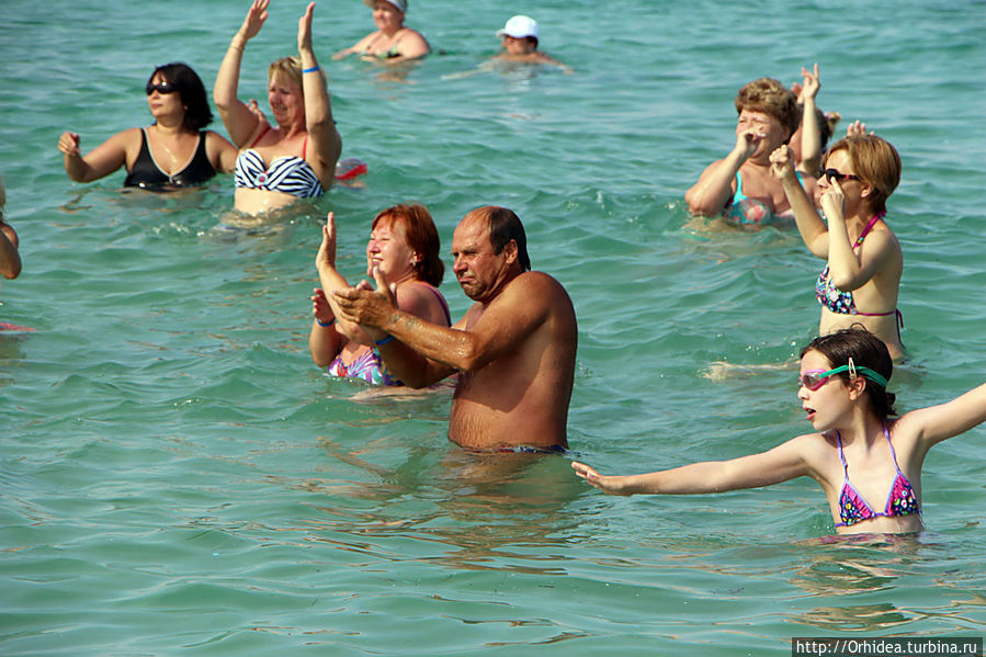на море к девочкам с удовольствием подсоединялись разогретые как снаружи, так и изнутри соотечественники:)) Полуостров Халкидики, Греция