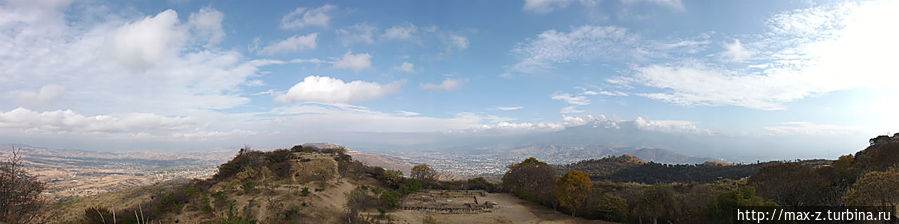 Монте Альбан впечатляет! Находясь на вершине холма, храмы и пирамиды смотрятся по-особенному. Великолепные виды на долину Оахаки, свежий воздух и ветер. Многие гиды считают этот сайт одним из самых интересных наряду с Тикалем в Гватемале и Паленке. Штат Оахака, Мексика