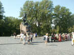 У памятника Макарову массовка собралась — кино снимают.