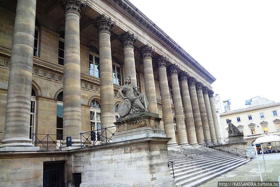 Дворец Броньяр, в котором располагается фондовая биржа в Париже. Париж, Франция