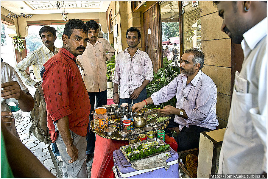 Всегда умиляют всякие мелкие штучки, которые любят готовить и есть индийцы...
* Мумбаи, Индия