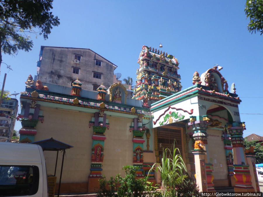 Улица с индуисткими храмами Янгон, Мьянма
