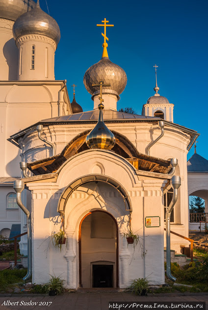 Вход в часовню, на месте которой страдал в веригах и каменной шапке Никита Столпник Переславль-Залесский, Россия