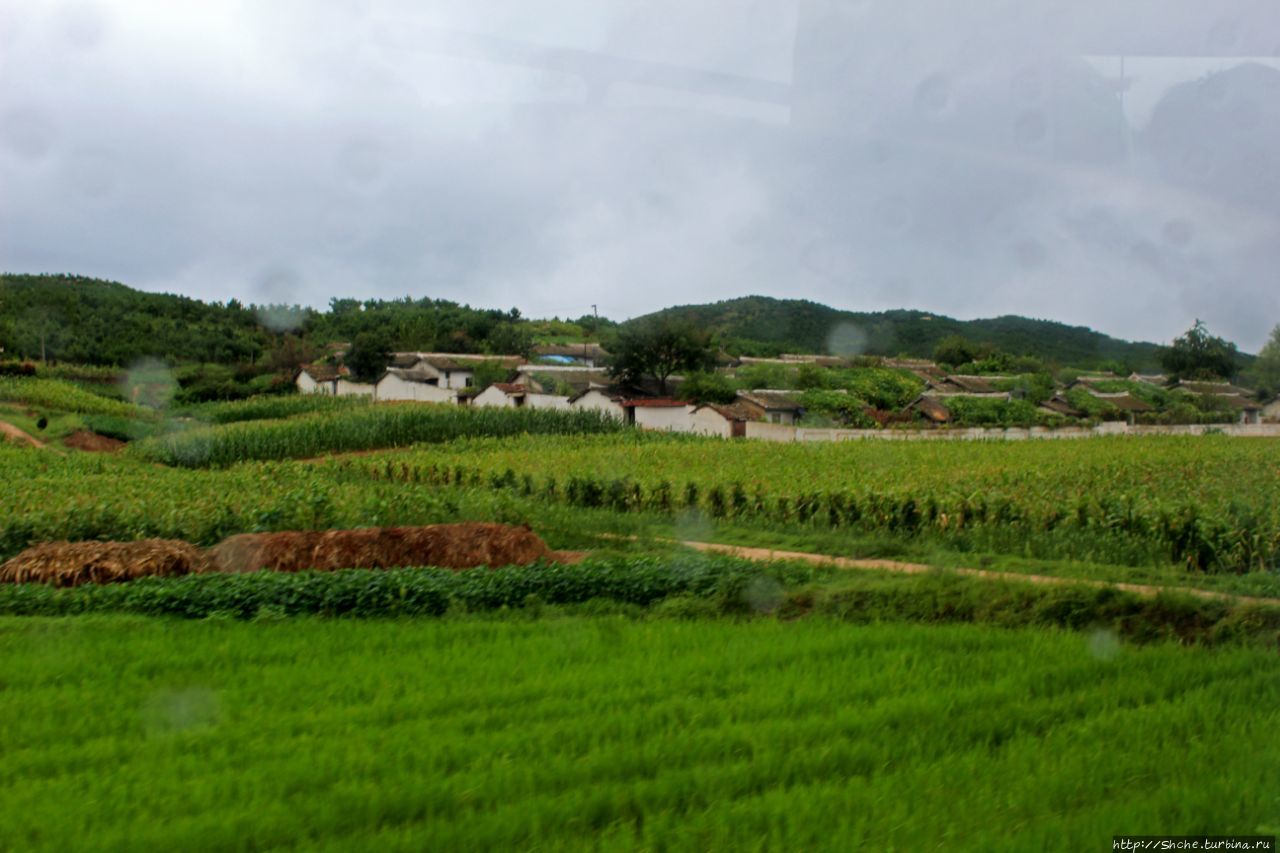 Катим по КНДР. Сельские пейзажи на северо-восток от Кэсона Провинция Хванхэ-Пукто, КНДР
