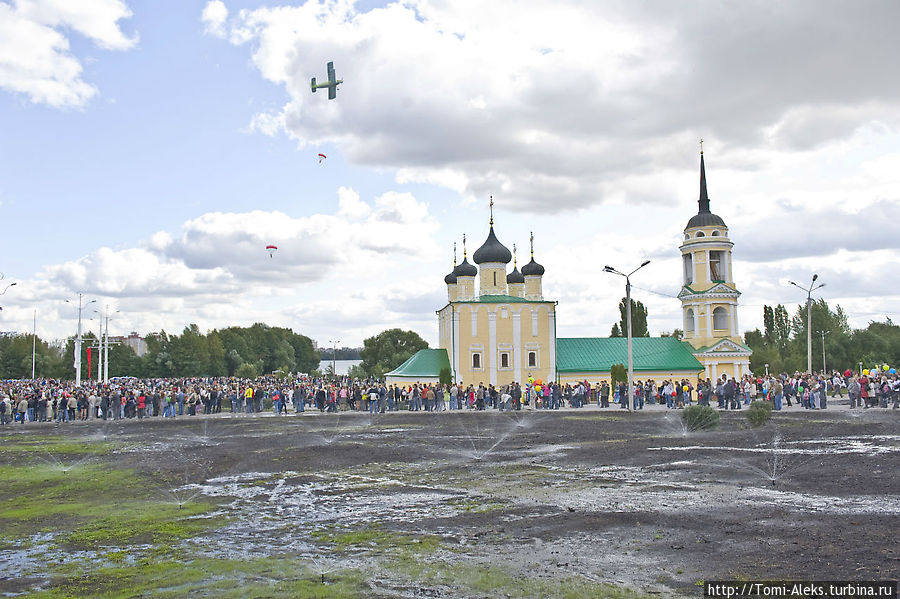 Адмиралтейская церковь — ровесница Петербурга. Рядом с ней когда-то Петр возводил первые российские корабли...
*