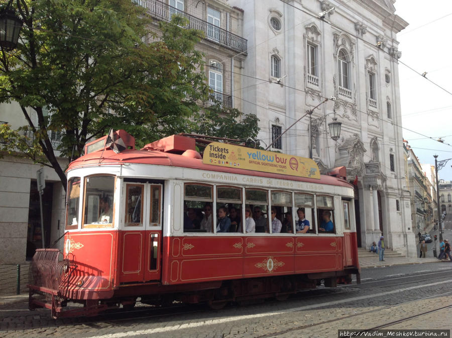 В Лиссабоне самые старые и самые маленькие в мире трамвайные вагоны . Лиссабон, Португалия