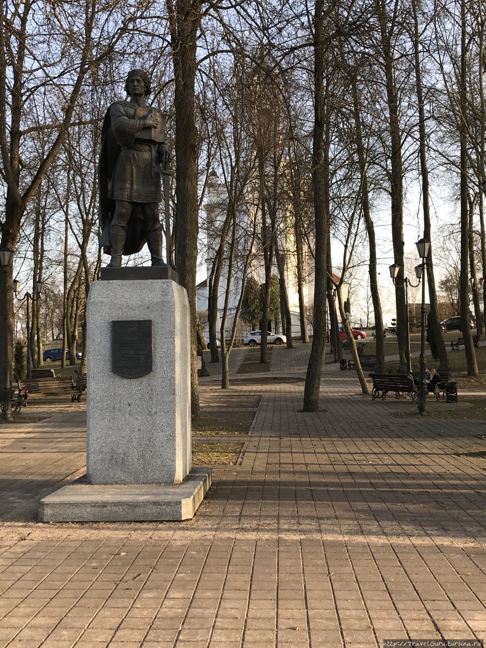 Памятник князю Изяславу в Заславле с датой основания города — 985 год. Заславль, Беларусь