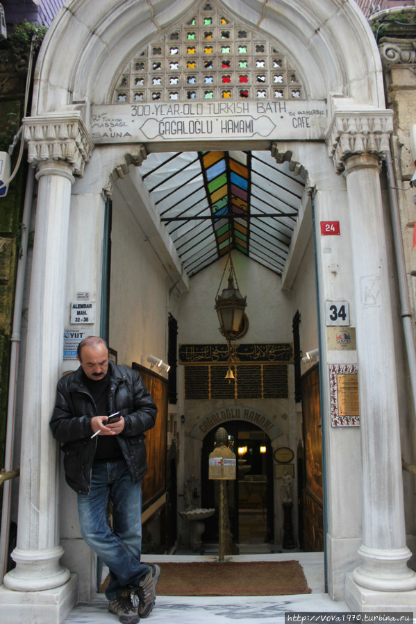 Главный вход в хамам. Стамбул, Турция
