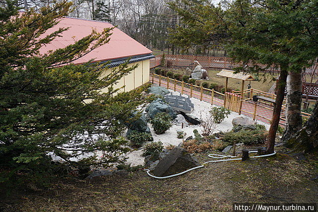 Парк, в котором есть небольшой уголок японского сада. Южно-Сахалинск, Россия