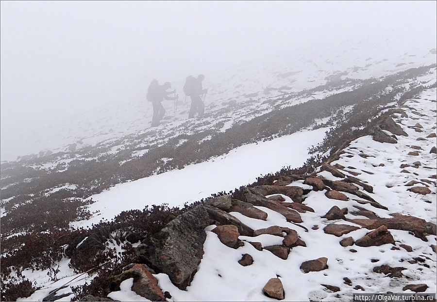 И я поспешила вперед, пока еще что-то видно. Так ведь можно и потерять из виду своих... Поди потом, докричись. Где видны фигурки, там склон очень крут, и тропа проходит по самому обрыву. Помню свои впечатления, что в ту сторону боялась смотреть  и шла почти на ощупь...