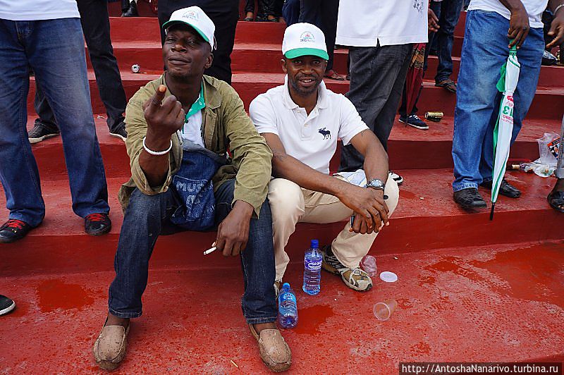 Мужик, что слева, как раз и подарил мне бейсболку Лагос, Нигерия