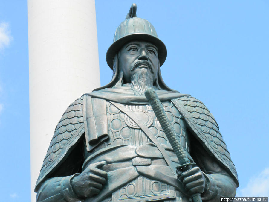 Лу Сун Син. Корейский адмирал командовал флотом во время войны с Японией,при династии Чосон,знаменит тем что ни проиграл ни одной битвы из 23. Пусан, Республика Корея