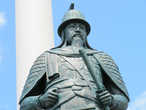Лу Сун Син. Корейский адмирал командовал флотом во время войны с Японией,при династии Чосон,знаменит тем что ни проиграл ни одной битвы из 23.