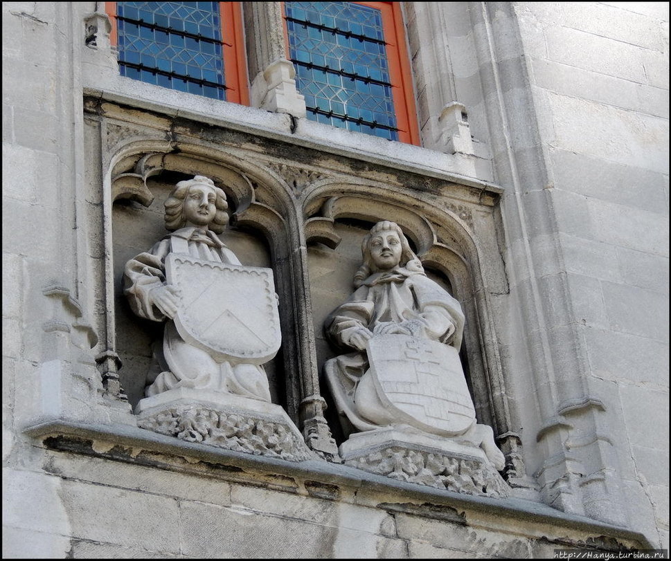Здание провинциального суда в Брюгге. Детали фасада. Фото из интернета Брюгге, Бельгия