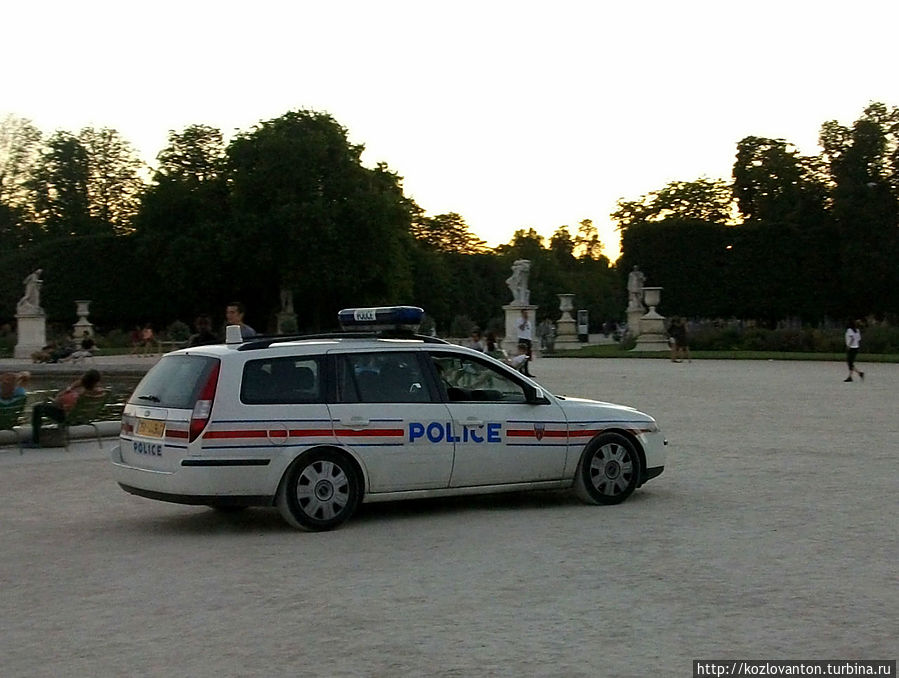 Зачем или за кем приехала полиция на Grand Carré (Большую площадь)?