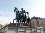 Изваянный в бронзе бывший наполеоновский маршал Бернадот, ставший 200 лет назад основателем нынешней династии шведских королей, сегодня застыл на коне в стремительном порыве на спуске перед Королевским дворцом.
