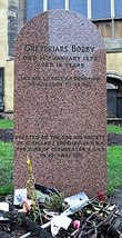 Памятник собачьей преданности Грейфрайерс Бобби на ее могиле. Фото из интернета