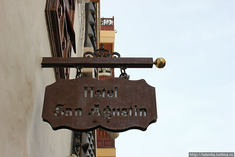 Отель Сан Августин . Calle San Avgustin, 18.
Отель расположен на пешеходной улице в коммерческом центре города, в 10 минутах ходьбы от  Дерева Драко. Икод-де-лос-Винос, остров Тенерифе, Испания