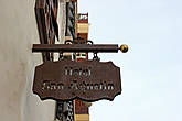Отель Сан Августин . Calle San Avgustin, 18.
Отель расположен на пешеходной улице в коммерческом центре города, в 10 минутах ходьбы от  Дерева Драко.