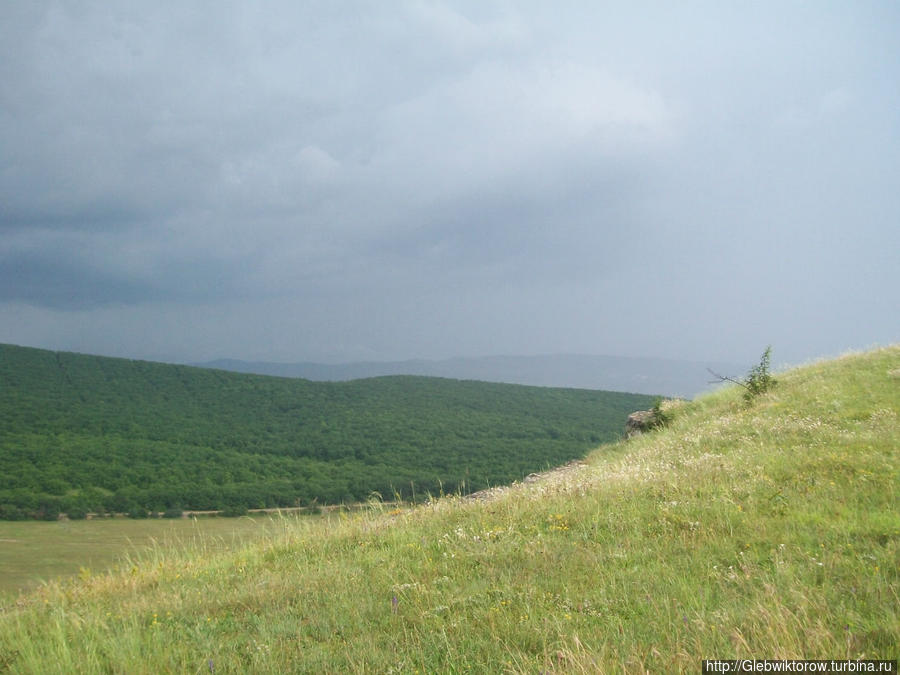 Пещерный город Бакла в июле перед грозой Скалистое, Россия