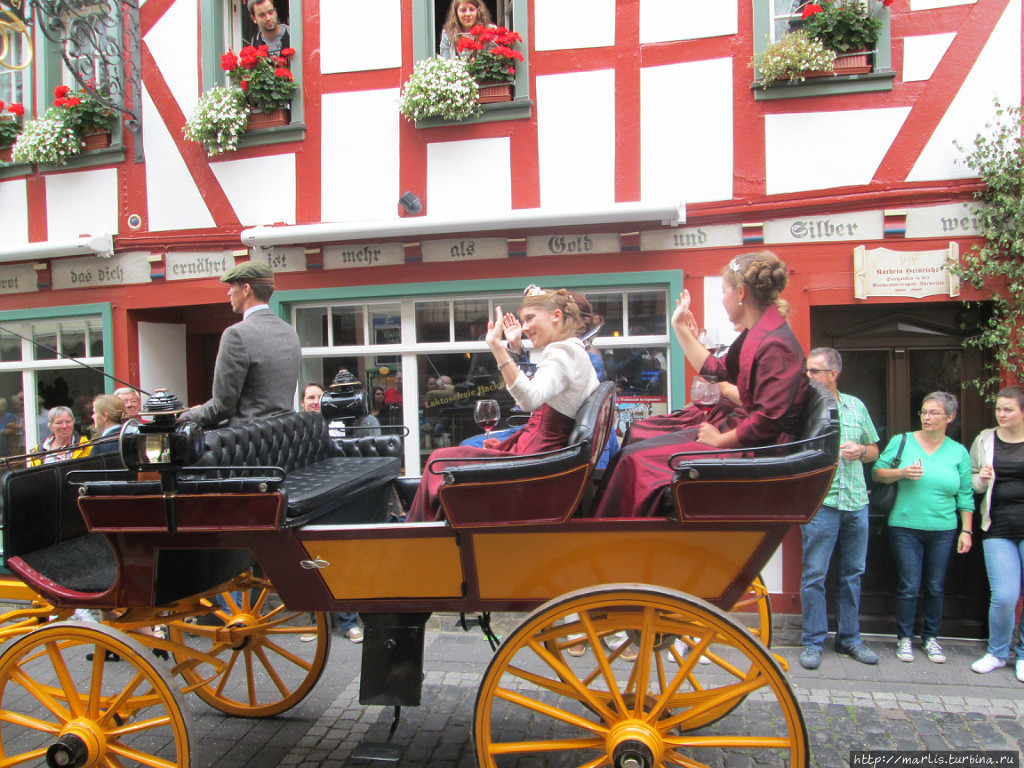 Парад виноделов в Арвайлере. Экипаж Винной принцессы Земля Рейнланд-Пфальц, Германия