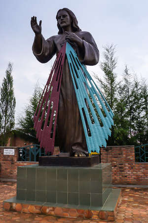 Спаситель. Монумент высокий, метров десять.