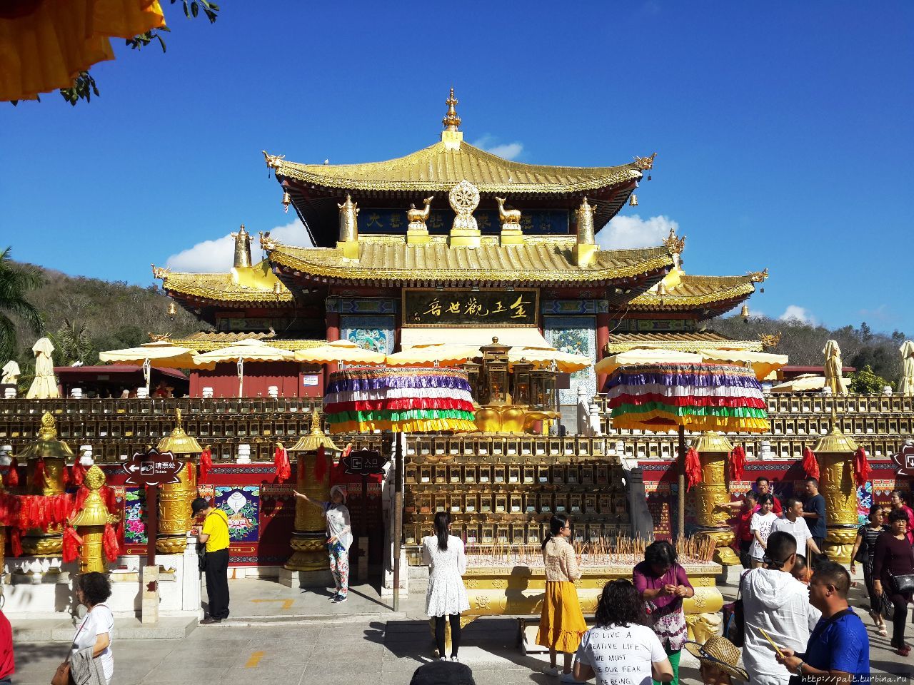 Храм Золотой Гуаньинь. В нем бесценное сокровище нации. Фотосъемка в храме запрещена. Санья, Китай