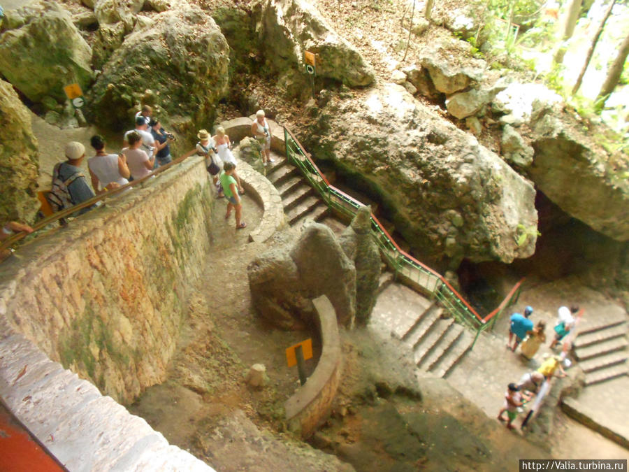 В пещере Санта — Доминго Доминика