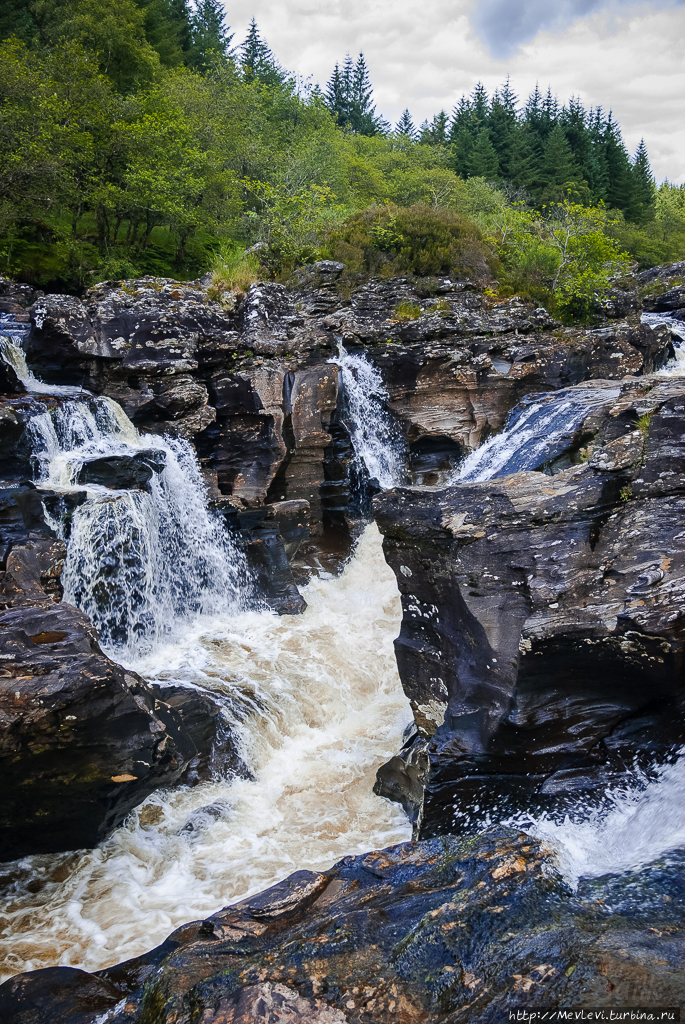 У  живописной каменистой реки Шотландия, Великобритания