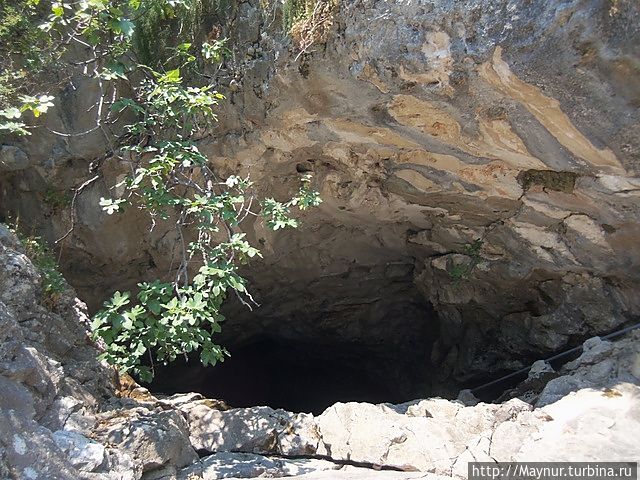 Пещера по дороге вокруг Которской бухты. Котор, Черногория