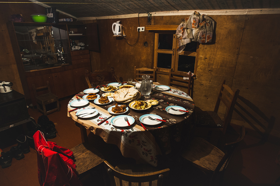 Стол потихонечку наполняется.. скоро будем сытые и довольные:) мм..что-то кушать захотелось)