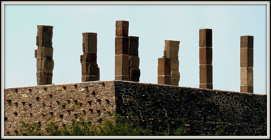 Атланты раньше были частью храма на вершине пирамиды. Тула-де-Альенде, Мексика