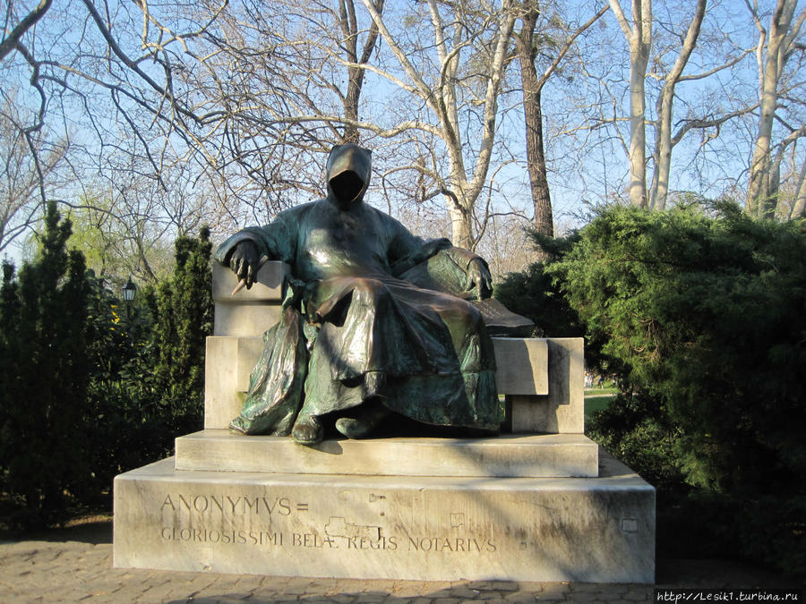 Памятник Анонимнусу — неизвестному монаху-летописцу Будапешт, Венгрия
