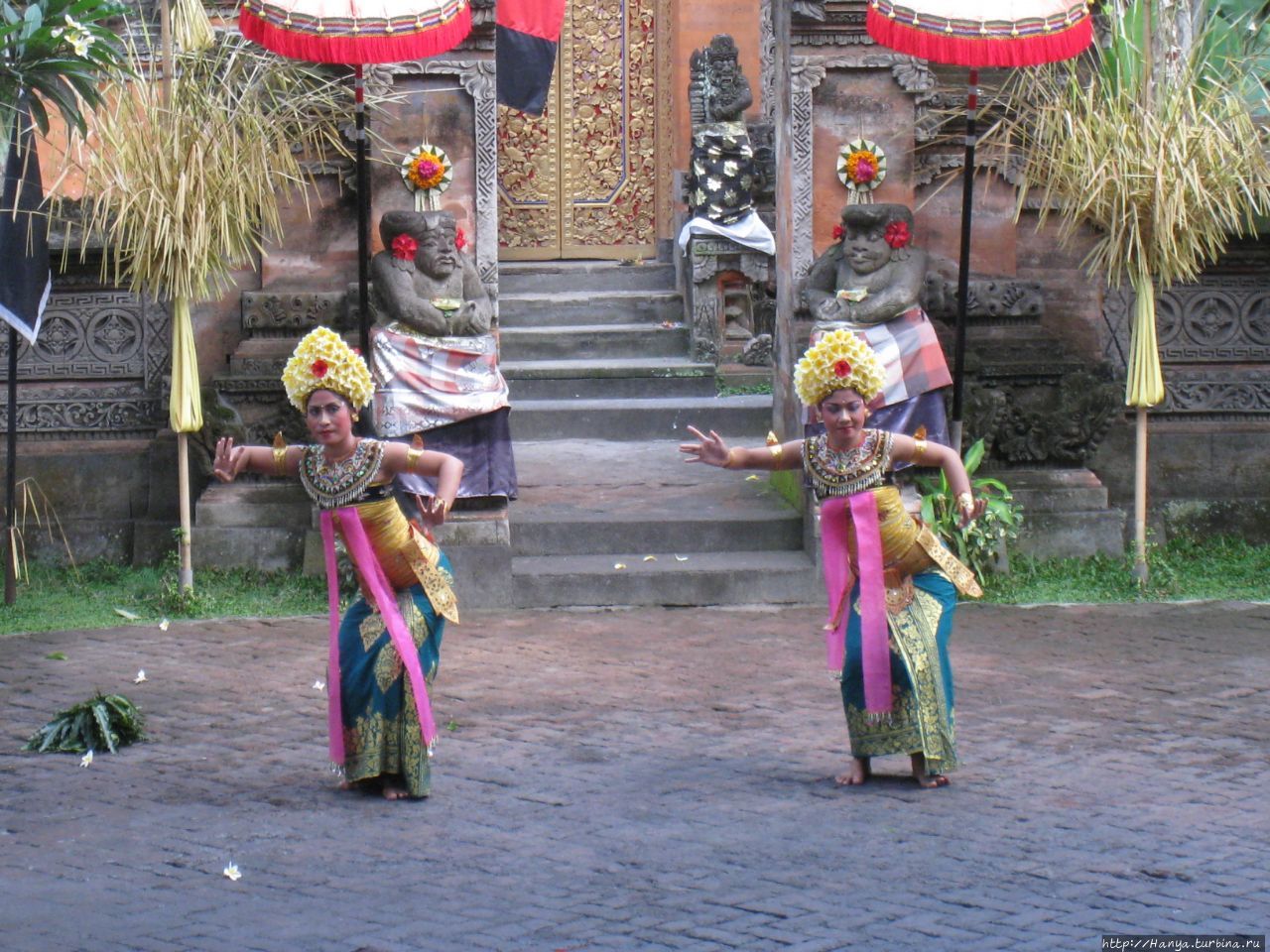 Пластические танцы помощниц злой колдуньи Рангды Батубулан, Индонезия