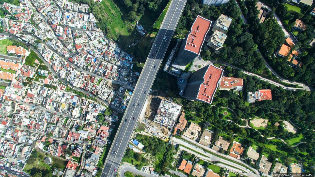 Это шоссе четко отделяет сельский поселок (Баррио) от особняков и поместий Санта-Фе, Мехико. Из интернета Мехико, Мексика