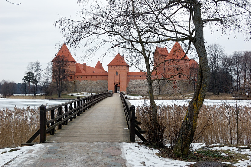 Мостик, ведущий к замку на острове Тракай, Литва
