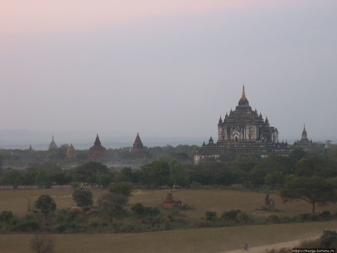 Закат в Багане. Вид с пагоды Швезандо Баган, Мьянма