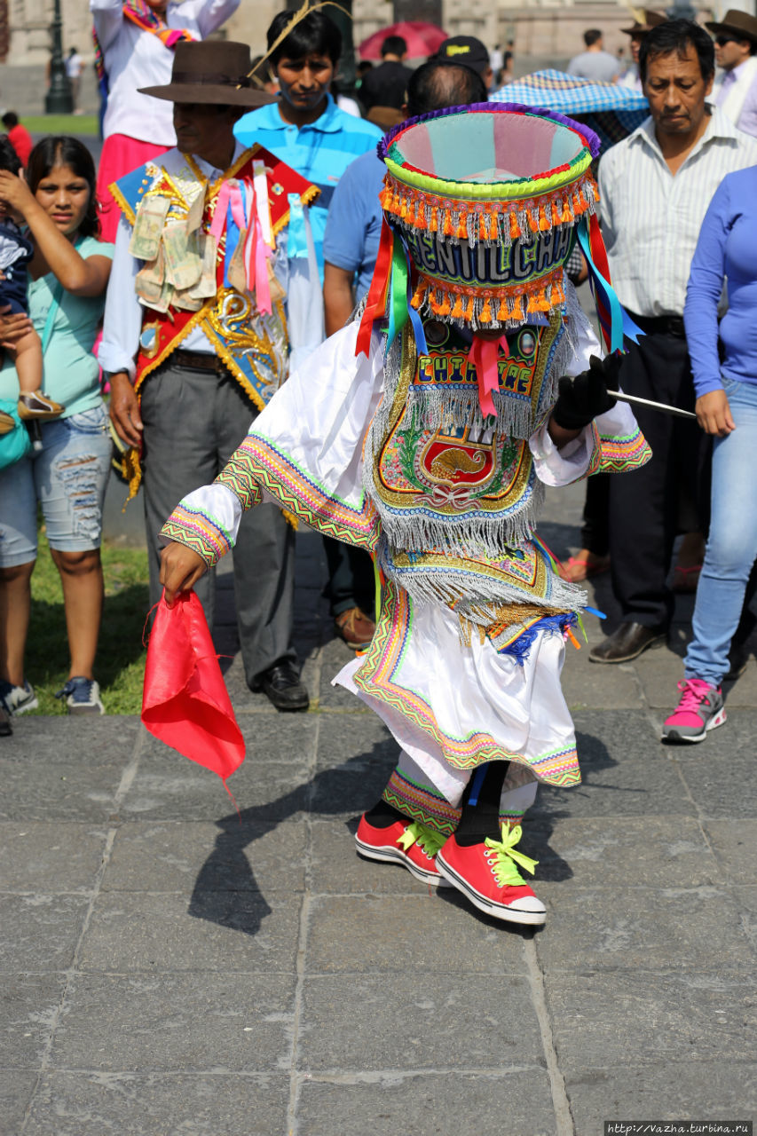 Люди возле кафедрального собора Лимы Лима, Перу