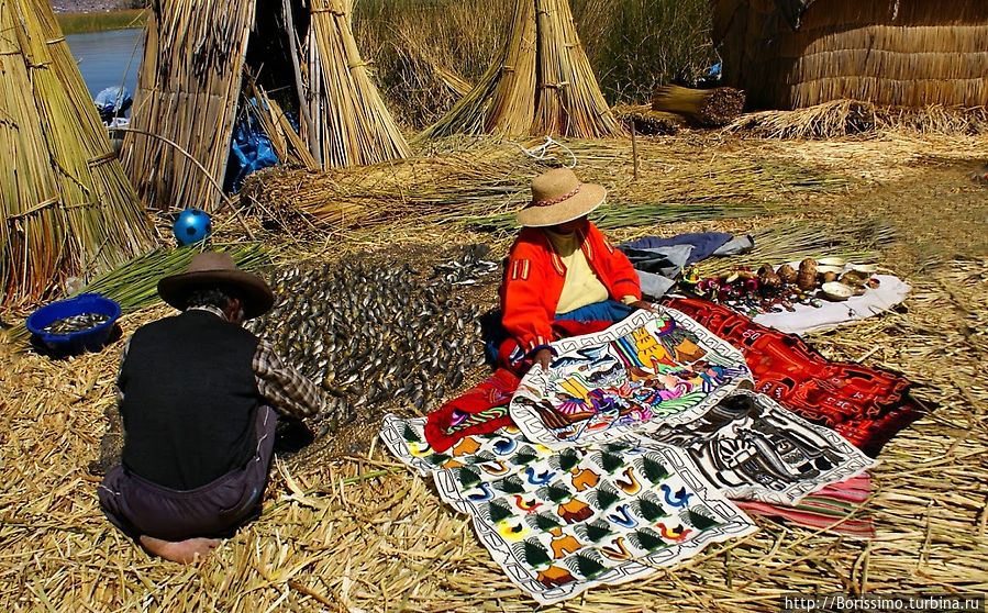 Жители острова демонстрируют нехитрую утварь и быт недалёкого прошлого Перу