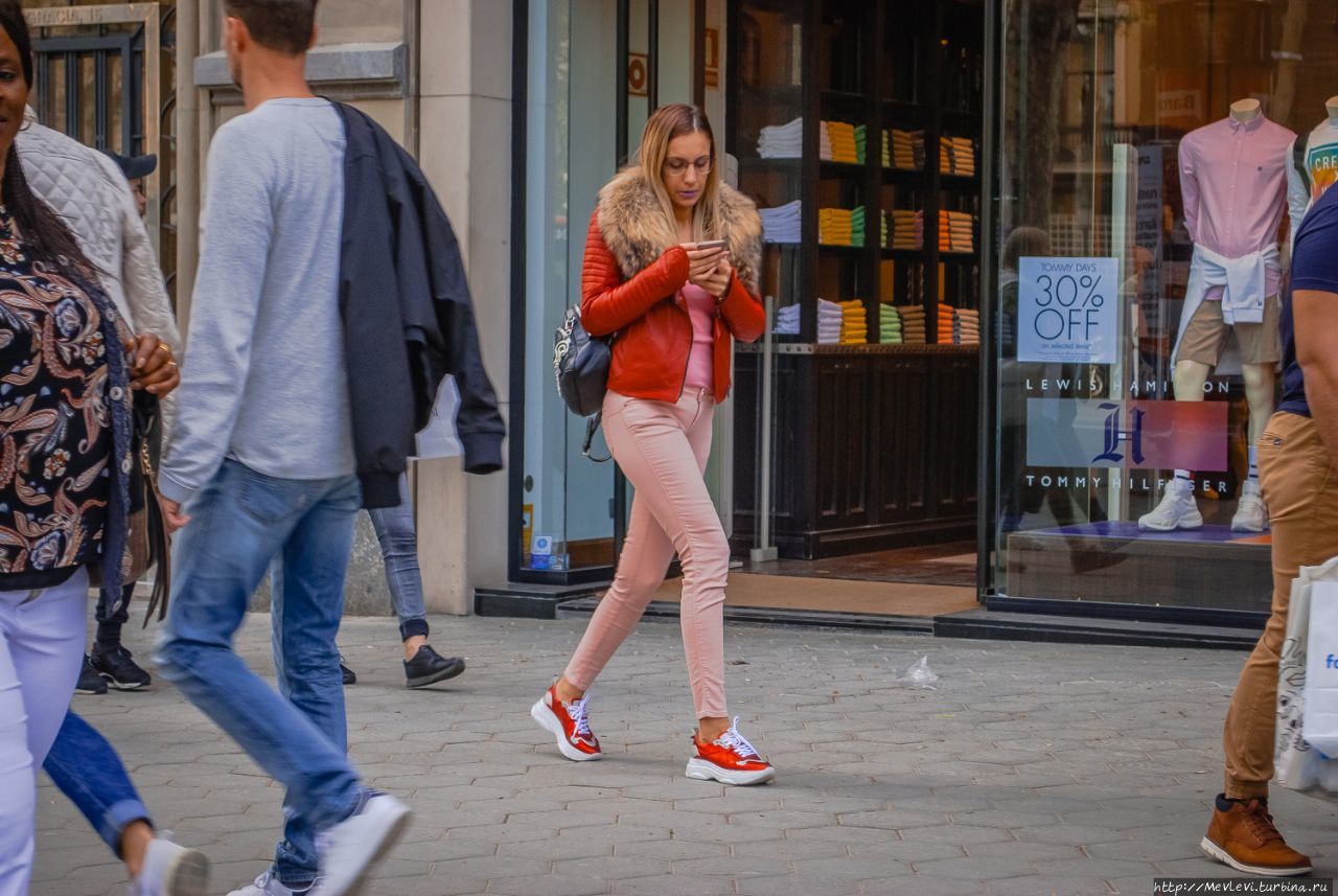 Люди на улице. Весенняя Барселона Барселона, Испания